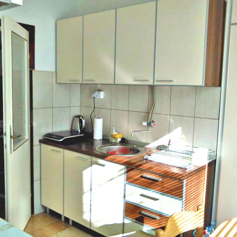 kuhinja u apartmanu JAMI Sokobanja