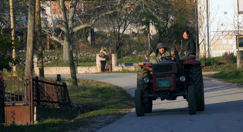 Selo Vrmdža rad sa traktorom